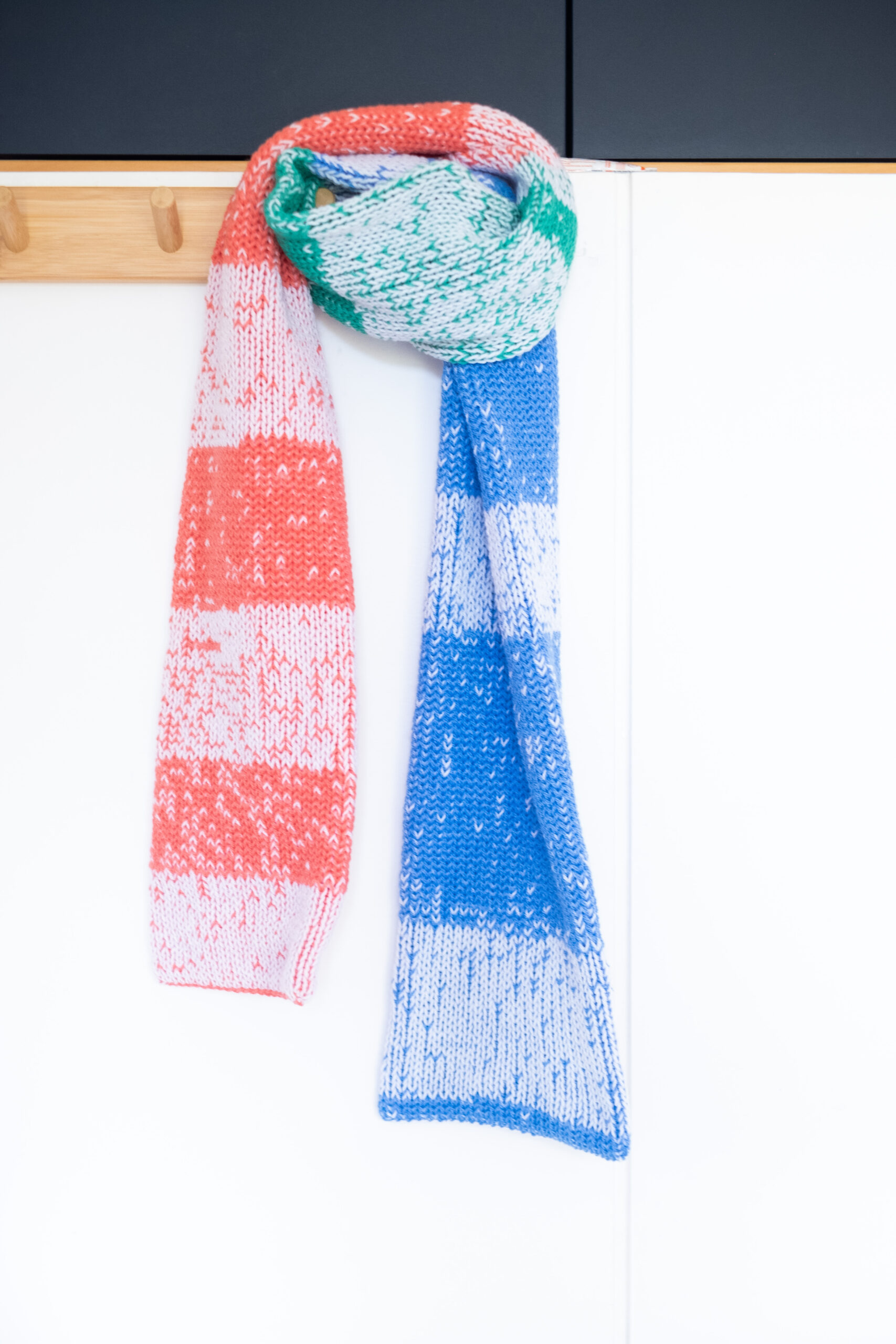 Soft Multicolor Winter Scarf – Unique Mixed Yarn Design - Afbeelding 2